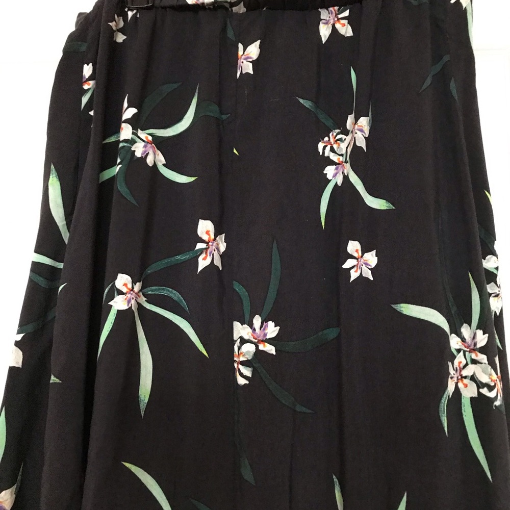 High low skirt. Navy and floral. XL. - Picture 4 of 6
